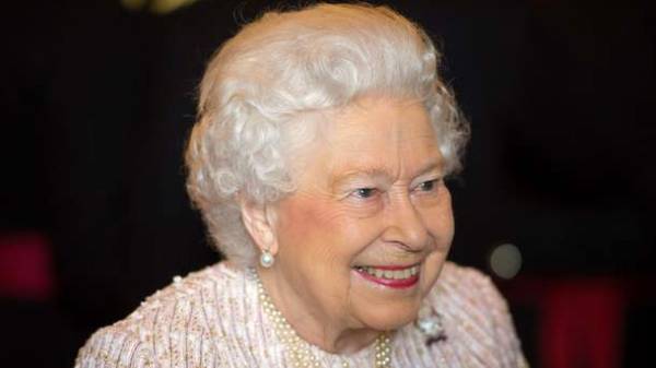 Portrait of Queen Elizabeth II with her eyes closed sold at auction for ...